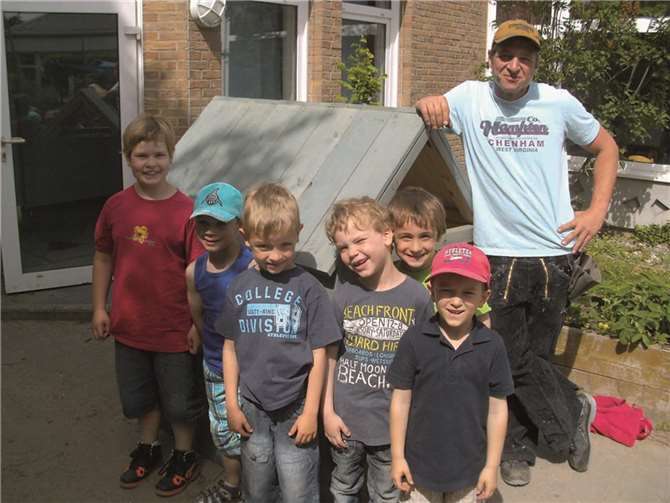 Die Kinder der Tagesstätte freuten sich über ihr selbst gebautes Holzhaus.privat