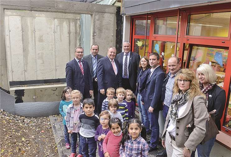 Die Kinder der Tagesstätte in der Jahnstraße erhalten mehr Platz und Spielmöglichkeiten und bekamen Besuch von Landrat, Landtagsabgeordneten und Bürgermeistern. privat