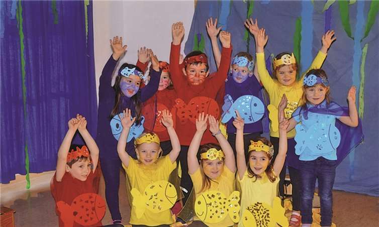 Die Kinder der Theaterprojektgruppe führten ihr Theaterstück: „Der, die, das und Kunterbunt“ am Tag der offenen Tür auf. privat