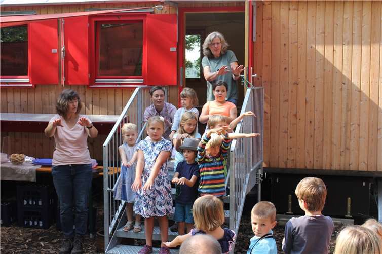 Die Kinder der Waldkindergartengruppe hatten Lieder zu der Eröffnungsfeier einstudiert. Fotos: WER