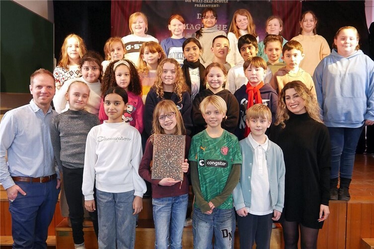 Die Kinder der Willi-Graf-Schule mit Sängerin und Musicaldarstellerin Ann Sophie und Grundschullehrer Michael Brill.