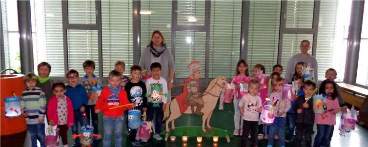 Die Kinder der blauen Gruppe freuten sich über den hölzernen St. Martin.Foto: privat