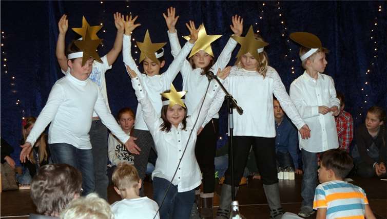 Die Kinder der dritten Klasse der Grundschule Urmitz-Rhein hatten eigens für die Veranstaltung verschiedene Darbietungen einstudiert, unter anderem die Geschichte vom „Stern von Bethlehem“. GH