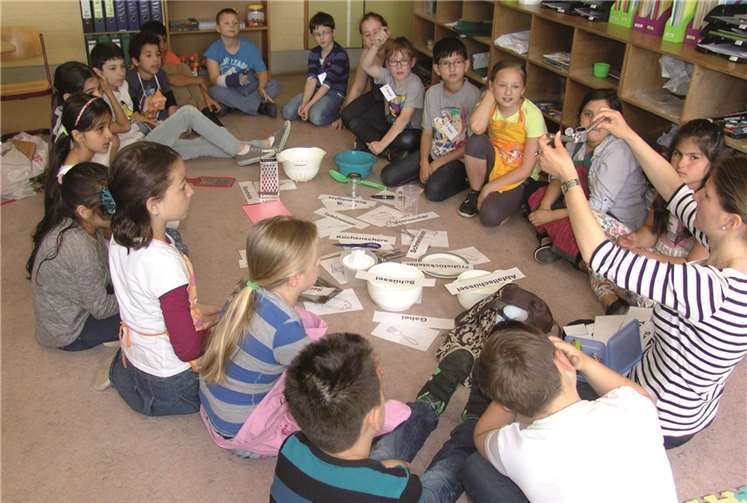 Die Kinder der dritten Klassen hörten immer aufmerksam zu.