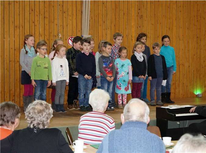 Die Kinder der ersten Klasse der Katholischen Grundschule unterhielten die Senioren mit einigen Gesangsstücken.  privat