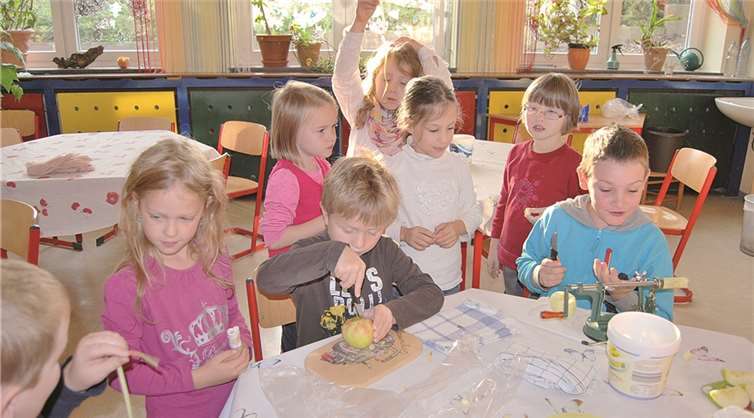 Die Kinder der ersten beiden Klassen bei der Zubereitung leckerer Apfelspieße. privat