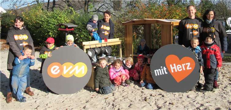Die Kinder der integrativen Kindertagesstätte St. Franziskus Wirges freuen sich über ihre neue Spiel- und Matschküche und den Einsatz von Steffen Haberstock von der evm-Gruppe. Foto: evm
