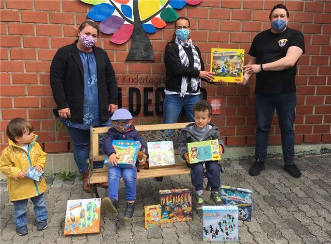Die Kinder der integrativen Kindertagesstätte St. Hildegard freuen sich über ein tolles Spielepaket vom Brettspielheld.Foto: privat