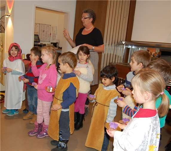Die Kinder der nahe gelegenen KITA erfreuten mit Spielen und Gesang. FA