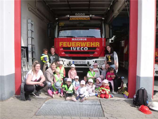 Die Kinder der städtischen Kita Johannes durften kürzlich einen ganz besonderen Ausflug machen - zur örtlichen Feuerwache. Foto: privat