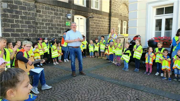 Die Kinder der städtischen Kita Zauberwald in Mendig verabschiedeten den scheidenen Stadtbürgermeister Hans Peter Ammel.  Foto: privat