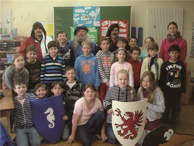 Die Kinder der vierten Klasse gemeinsam mit den Tomburgrittern und ihrer Klassenlehrerin Anne Heinzer. privat