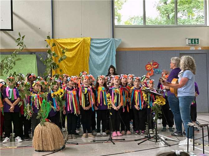 Die Kinder des 2. Schuljahres begeisterten mit ihrer Aufführung von Rolf Zuckowskis „Vogelhochzeit“. Quelle: Medardus Grundschule