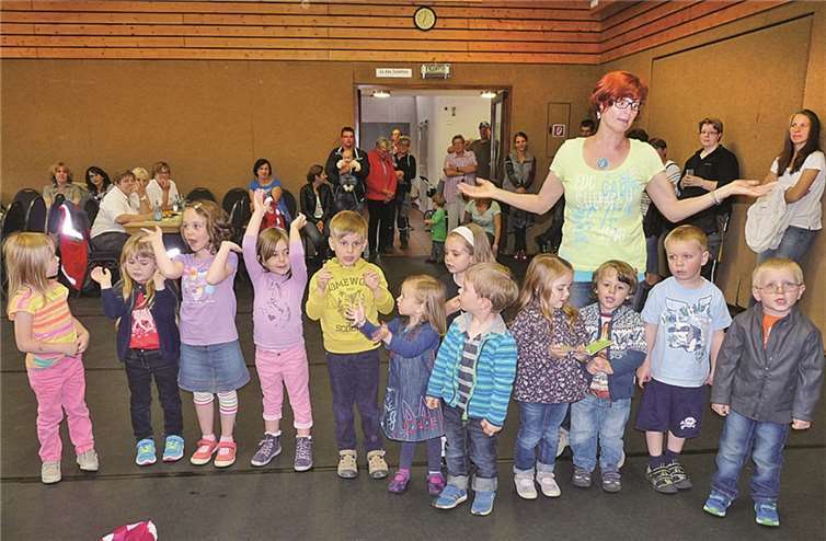 Die Kinder des Beller Kindergartens „Regenbogenland“ erfreuten die Senioren mit zwei zauberhaft dargebotenen Singspielen. FRE