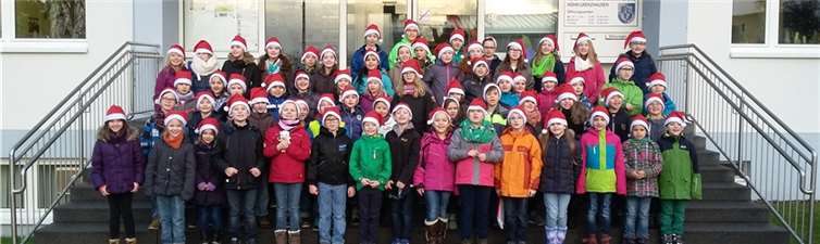 Die Kinder des Goethe-Schulchores vor dem Rathaus.Privat