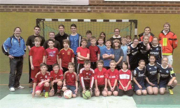 Die Kinder des Jahrganges 2003 bis 2001 mit den Betreuern von Abenteuer-Pur, den Mitarbeitern des Malteser Hilfsdienstes sowie den Helfern der Musik Ag. vom Städtischen Gymnasium. privat