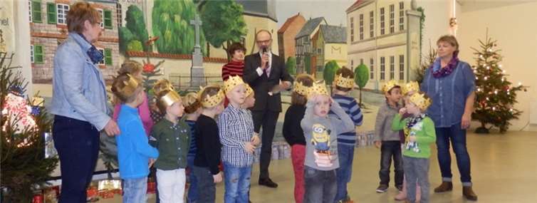 Die Kinder des Katholischen Kindergartens Miel unterhielten die Senioren mit Tänzen und selbt Gebasteltem.