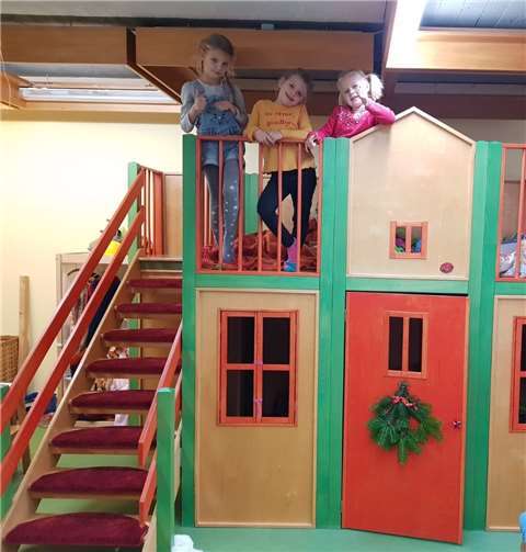 Die Kinder des Kindergarten Melsbach sind sehr glücklich über ihr neues, geräumiges Spielhaus. Fotos: privat