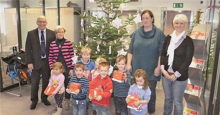 Kindergarten Steimel sorgte für Weihnachtsstimmung Die Kinder des Kindergarten Steimel freuten sich mit ihren Erzieherinnen Ursula Nurtandi (2.v.l.) und Tanja Buchholz (2.v.r.) sowie dem Leiter der Sparkasse Puderbach, Jürgen Runkler (links) und Kundenberaterin Kristina Hondrich (rechts) über die gelungene Schmückaktion.privat