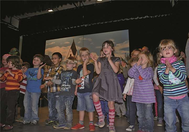 Die Kinder des Kindergartens „Arche Noah“ waren mit ihren Betreuerinnen gekommen, um die Senioren mit einigen Liedern zu erfreuen.