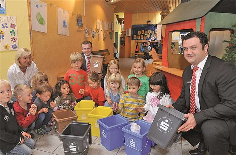 Die Kinder des Kindergartens „Im Land der Märchen“ in Esch freuen sich über ihren Preis, den sie von KSK-Geschäftsstellenleiter Alireza Faridhami (r.) und dem Auszubildenden Johannes Mönch im Namen der Jugendstiftung überreicht bekamen. KSK-AW