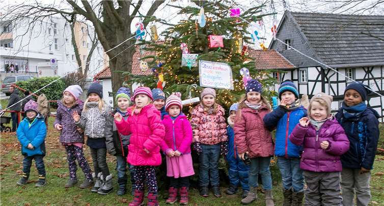 Die Kinder des Kindergartens Ließem verschönerten den Dorfweihnachtsbaum vor dem Köllenhof mit selbst gebasteltem Weihnachtsbaum-Schmuck.Fotos: JOST