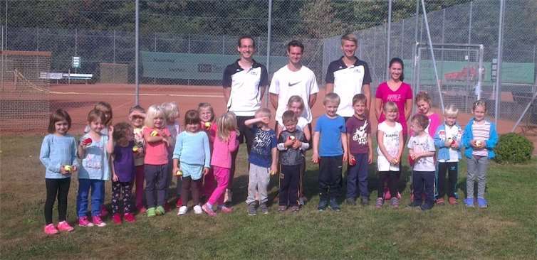 Die Kinder des Kindergartens Quellenstraße mit dem TCSWH-Team (v. l.) Maik Hoppe, Jan Bülles, Christian Basermann und Dana Herrmann).
