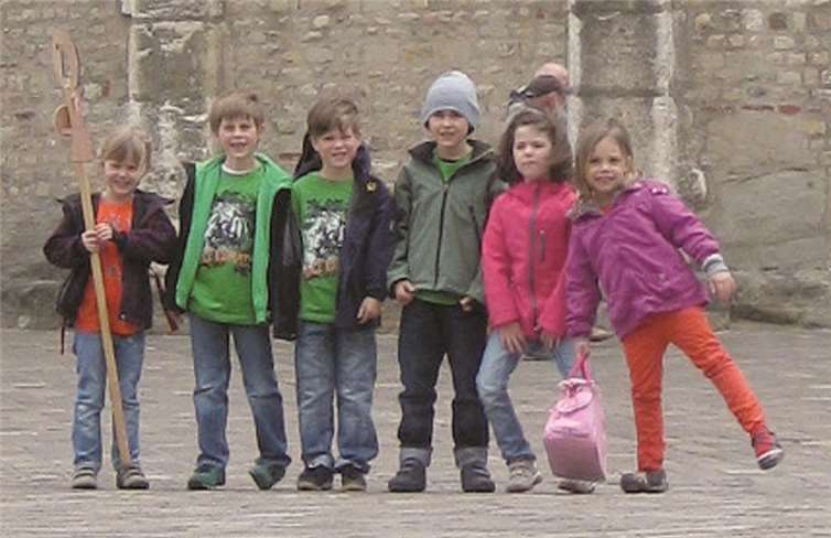 Die Kinder des Kindergartens „Regenbogen“ unterwegs zum Heiligen Rock. privat