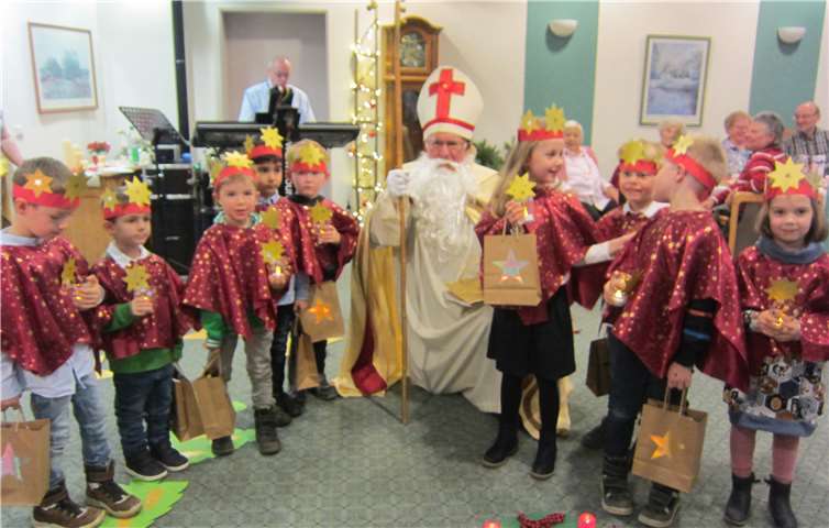 Die Kinder des Kindergartens „Spatzennest“ begeisterten mit einer entzückenden vorweihnachtlichen Darbietung. Quelle: AWO Karthause