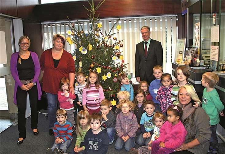 Die Kinder des Kindergartens St. Kastor schmückten den Baum in Miesenheim. privat
