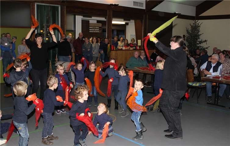 Die Kinder des Kindergartens St. Remaclus Waldorf unterhielten Oma und Opa mit einem Tanz.