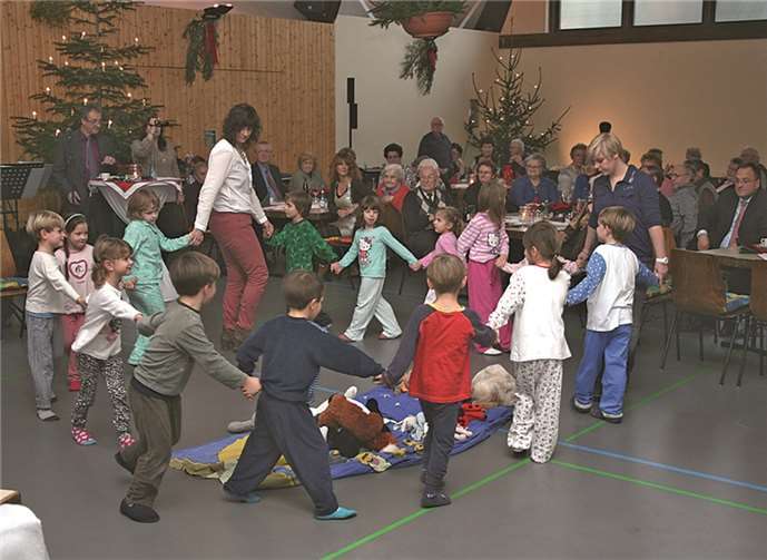Die Kinder des Kindergartens St. Remaklus Waldorf unterhielten die Senioren mit einem Tanz.WK