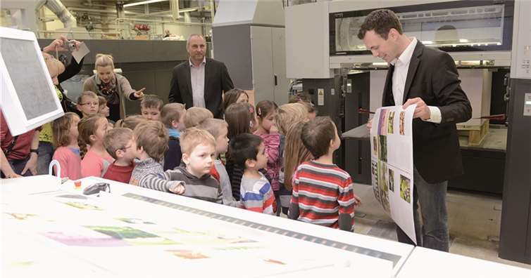 Die Kinder des Kindergartens Thür erhielten in der Druckerei Görres ihr fertiges Buch.privat