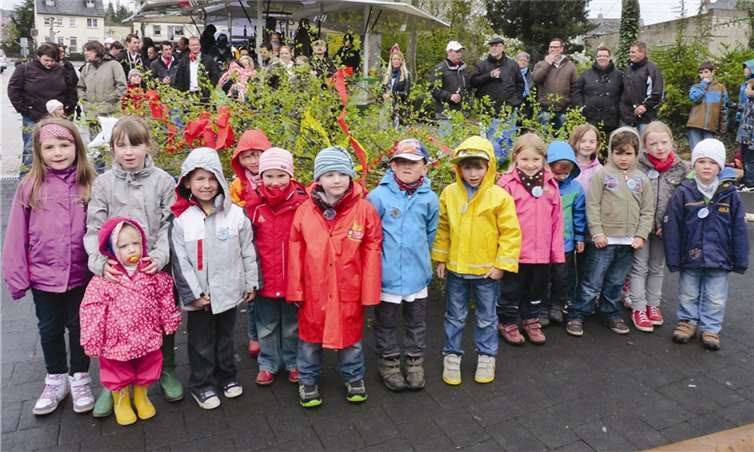 Die Kinder des Kindergartens Zauberwald sind stolz auf ihren wunderschön geschmückten Maibaum.