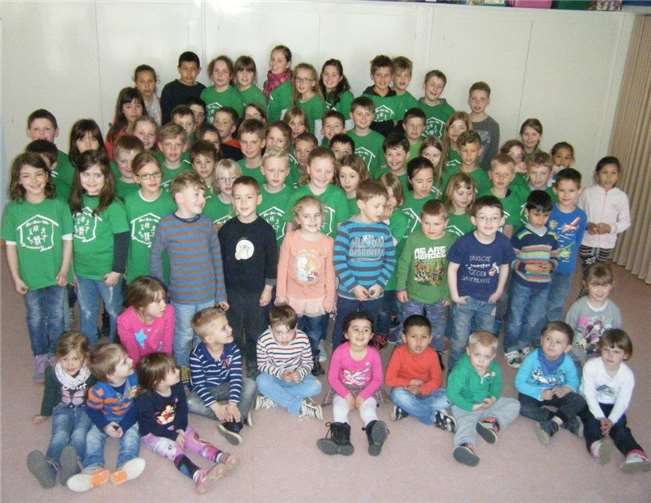 Die Kinder des Kindergartens und die Sängerinnen und Sänger der Grundschule trafen sich zum gemeinsamen Frühlingssingen.privat