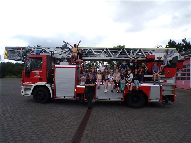 Die Kinder des Kinderhortes „Kunterbunt“ beim Besuch der Feuerwehr.  Fotos: privat