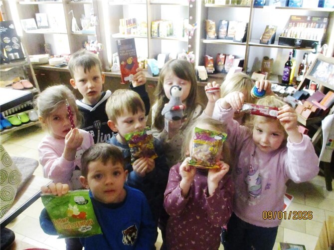 Die Kinder des Kinderparlaments der Linzer KiTA Strünzer Pänz waren sehr interessiert an den Informationen von A.-Peter Gillrath über den Fairen Handel und den Weltladen.  Foto: A.-Peter Gillrath