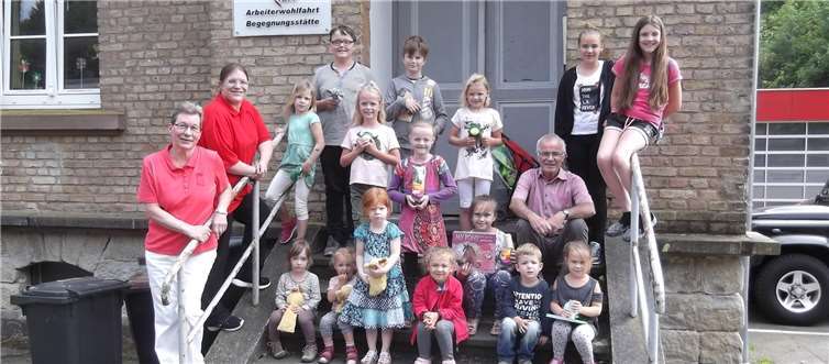 Die Kinder des Mal- und Luftballonwettbewerbs freuen sich über ihre Preise.privat