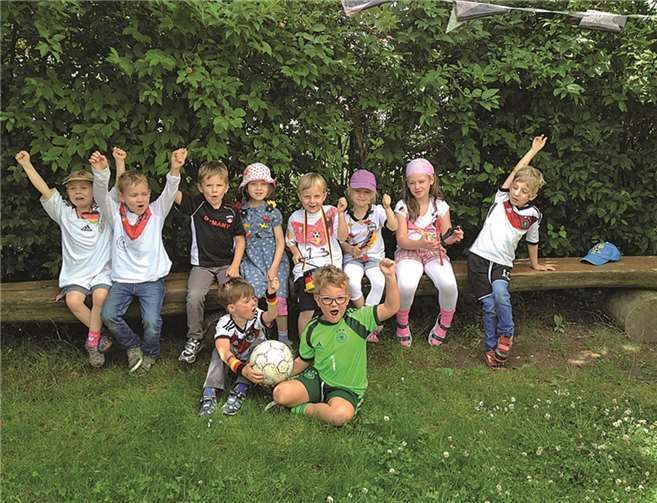 Die Kinder des Maulwurfshügel empfangen die Weltmeister.privat