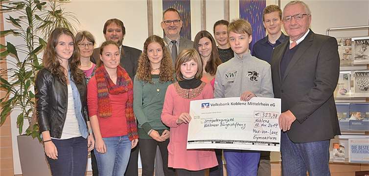 Die Kinder des Max-von-Laue-Gymnasiums übergaben den symbolischen Scheck. KoblenzerBürgerStiftung