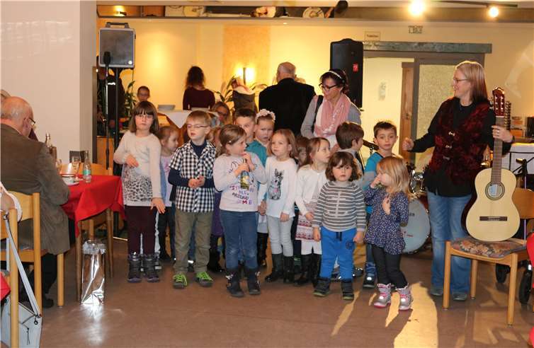 Die Kinder des Raubacher Kindergartens sangen für die Senioren.Fotos: -UP-