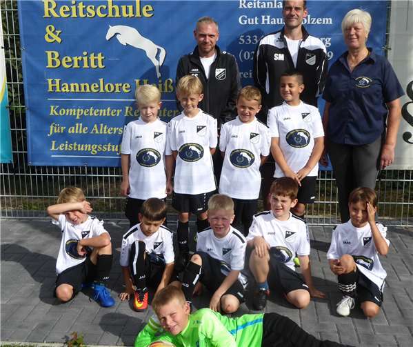 Die Kinder des SV Alemannia wurde mit neuen Trikots ausgestattet. Fotos: privat