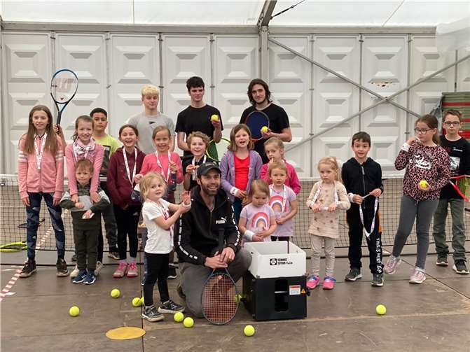 Die Kinder des SV Altenahr freuen sich über das neue Equipment.  Foto: privat