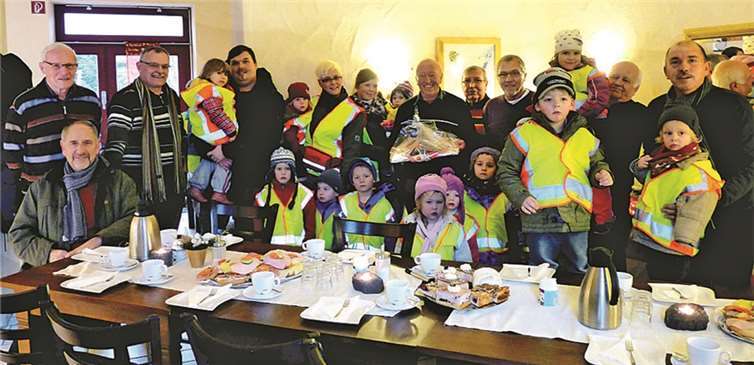 Die Kinder des Thürer Kindergartens überraschten die Männer mit einem Besuch im Scheunencafé.SF