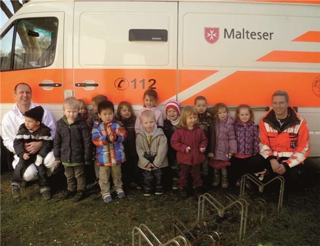 Die Kinder des ev. Familienzentrums „Am Ehrenmal“ waren nach anfänglicher Scheu begeistert vom Besuch des Rettungsdienstes. privat