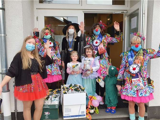 Trotz aktueller Lage ein Versuch Freude zu verbreiten Die Kinder des kath. Kindergarten freuten sich über die Geschenke der Möhnen. Fotos: privat