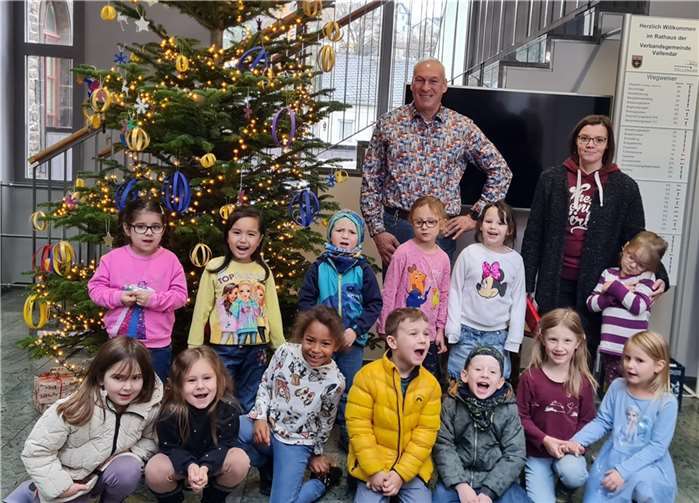 Die Kinder des katholischen Kindergartens Urbar schmückten dieses Jahr den Weihnachtsbaum im Rathaus.  Foto: VG Vallendar