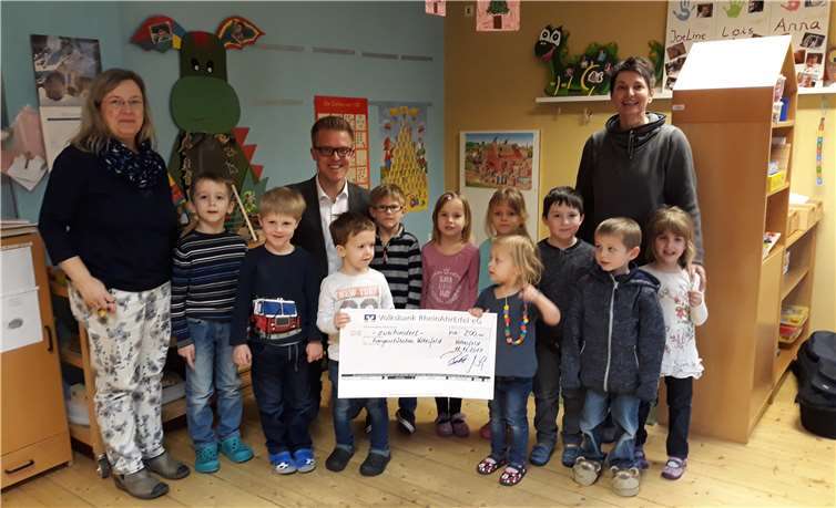 Die Kinder des kommunalen Kindergartens „Zwergenstübchen“ in Volkesfeld überraschten die Besucher mit einem Lied und einem extra gebastelten Geschenk. Die Leiterin Frau Heege-Naber freute sich sehr über die willkommene Spende und versicherte, dass das Geld eine gute Verwendung finden wird.