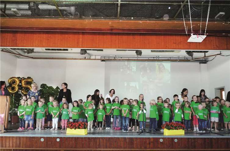 Die Kinder, die jüngsten gerade zwei Jahre alt, verfolgten gespannt den offiziellen Festakt. FRE