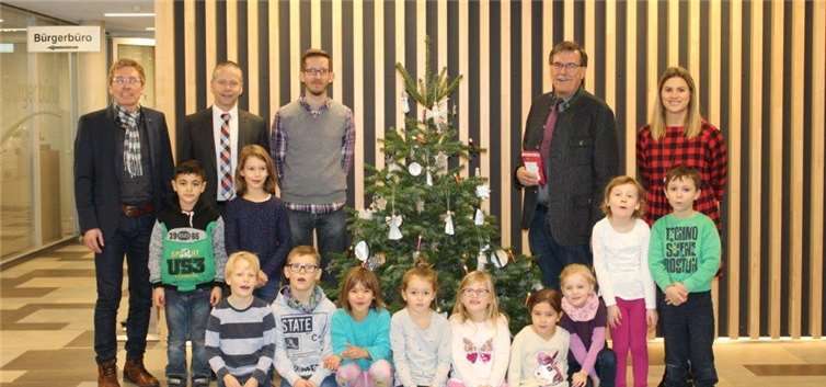 Die Kinder, die stellvertretend für alle Schülerinnen und Schüler der Grundschule Saffig die Verwaltung besucht haben, erhielten eine kleine Anerkennung in Form eines Buchpräsentes. privat